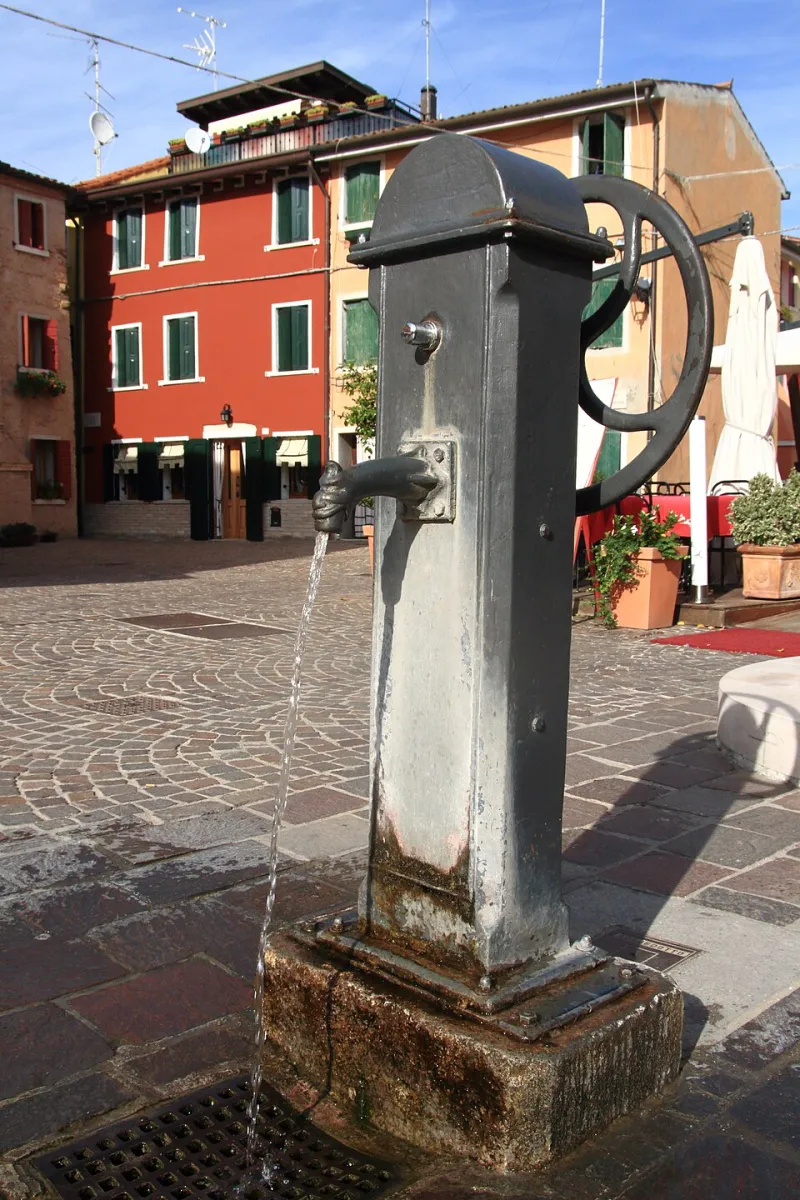 Le piazze tornano a respirare: mercati, sedie e tende, la nuova vita dei borghi